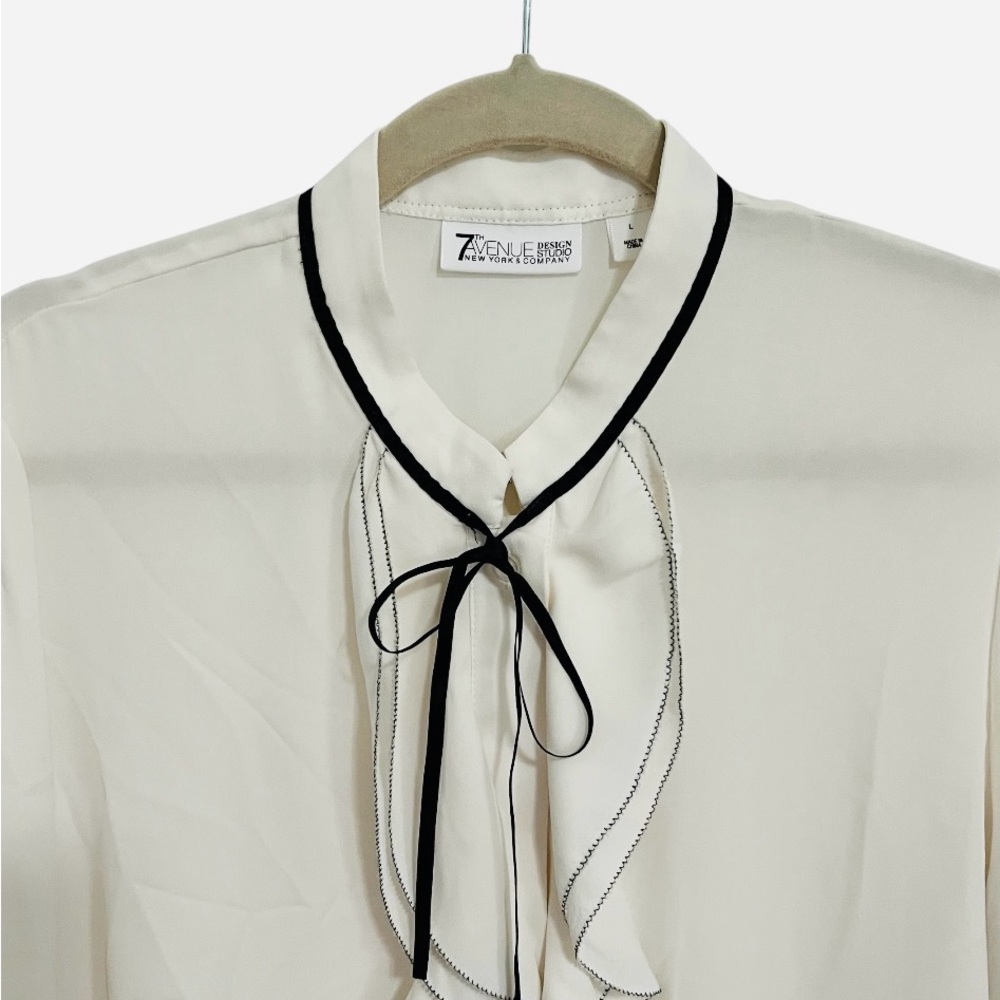 ❣️SALE❣️7th Ave Design Studio | Ivory Blouse w Black Trim | Size L | Trendy - Picture 2 of 6